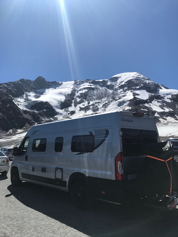 Kastenwagen im Schnee