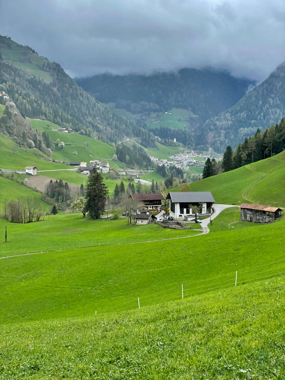 Wanderweg vor St. Leonhard